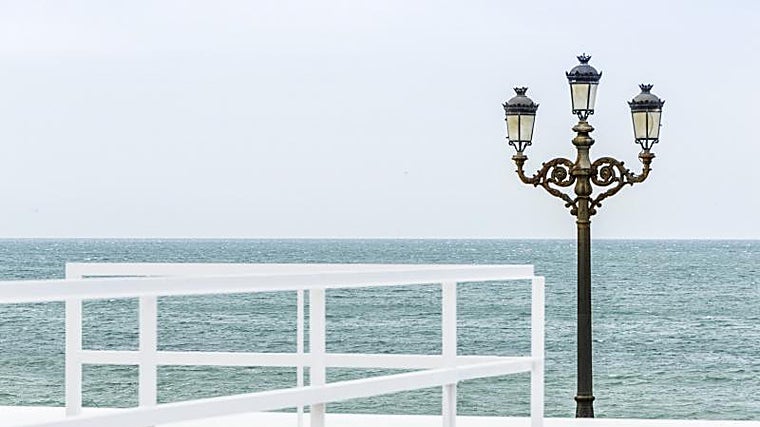 El mar es el protagonista indudable en la ciudad de Cádiz, dejando imágenes irrepetibles en muchos rincones