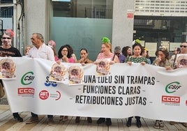 Funcionarios de Justicia protestan ante la Subdelegación del Gobierno de Huelva ataviados de rocieros