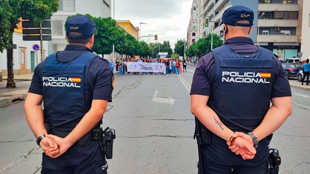 Dos agentes observan a los manifestantes en la Alameda Sundheim