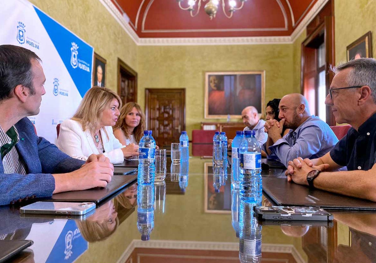 Pilar Miranda frente a Juan Manuel Quilón, durante la reunión en al Ayuntamiento