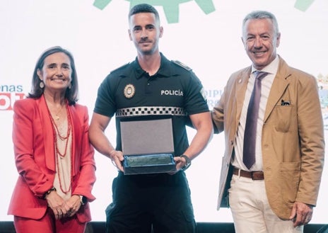 Imagen secundaria 1 - Arriba, premio para el Juzgado de Primera Instancia Nº1 de Huelva y sobre estas líneas el policía local de Bollullos Jacob Pichardo; y Pilar Miranda entrega el premio al director del CPA Juan Ramón Jiménez de Huelva 