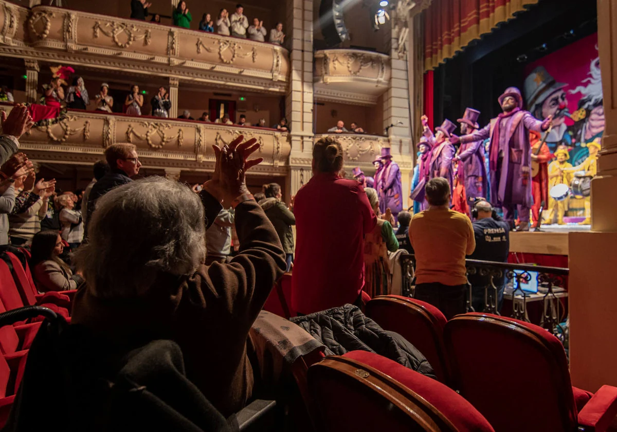 'Los Atrapaos' levantó al público del Gran Teatro con la copla a la abuela de los Giraldo