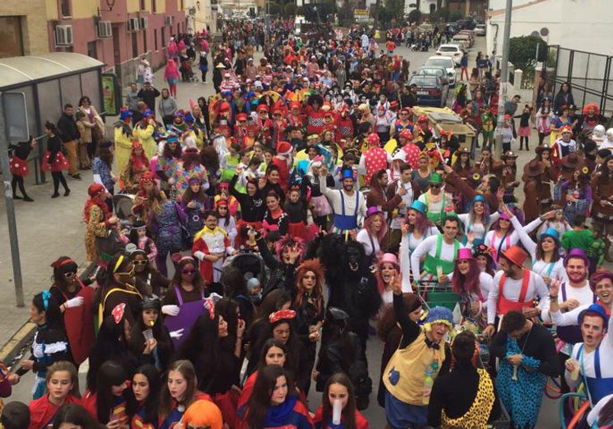 Pascalles de carnaval, con mucha gente disfrazada celebrando la fiesta de la alegría