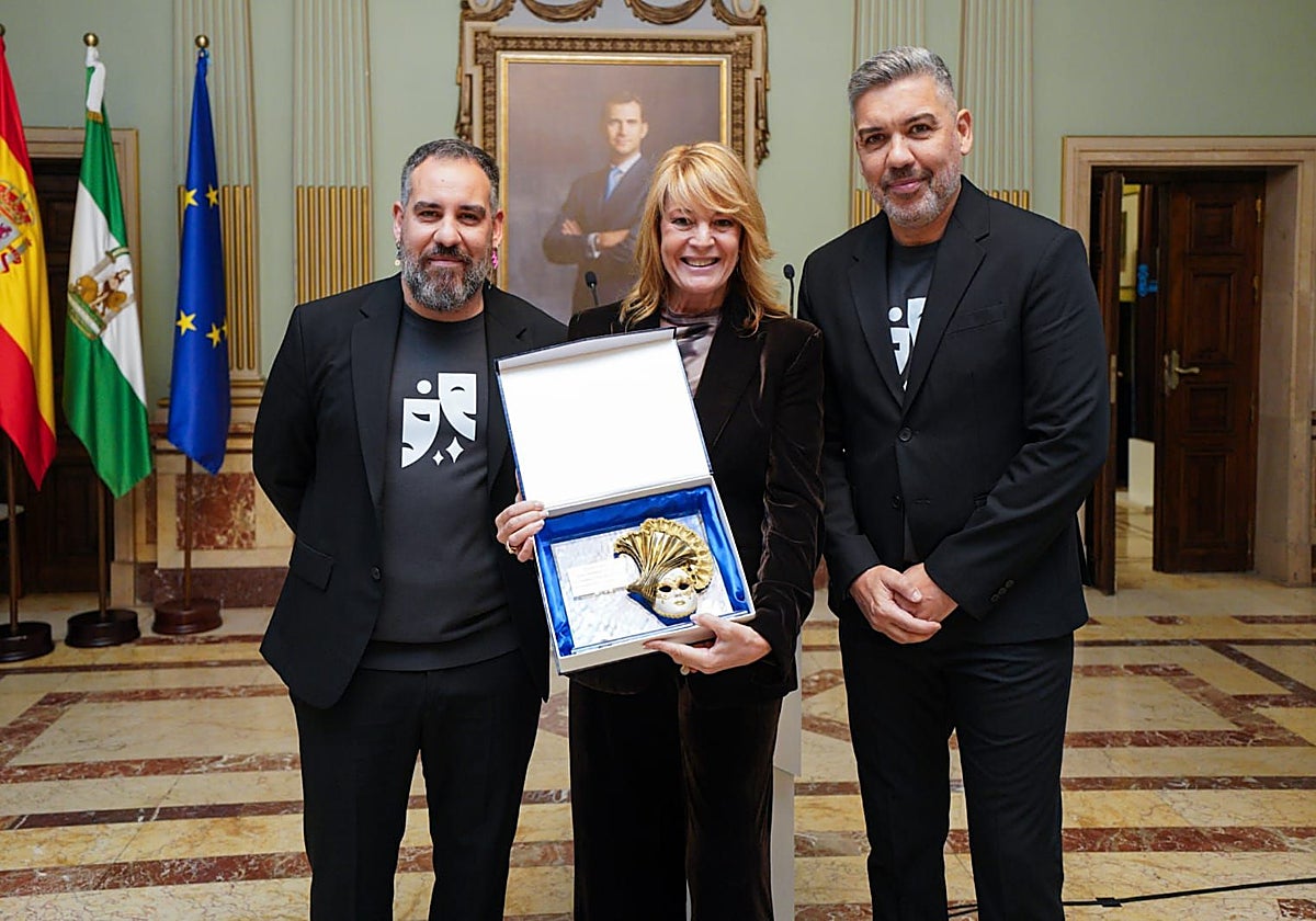 Los hermanos Tobal, con la alcaldesa de Huelva