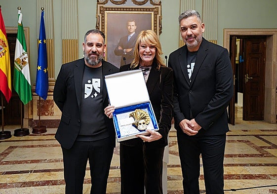 Los hermanos Tobal, con la alcaldesa de Huelva