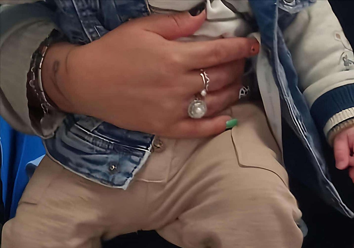 Eydan, cogido por su abuela