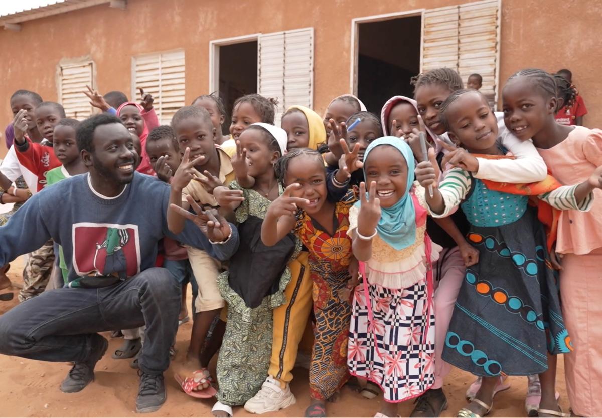 El artista Birane Wane, con niños de Senegal