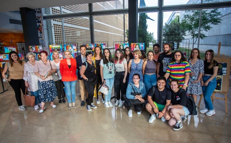Imagen principal - Estudiantes y autoridades en una foto de grupo y admirando las diferentes partes de las exposiciones ubicadas en la Facultad de Ciencias del Trabajo de la Universidad de Huelva