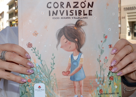 Imagen secundaria 1 - La autora ha estado charlando con huelva24.com sobre la motivación para escribir este libro y lo emocionante que fue su presentación en el que un día fue su colegio