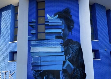 Imagen secundaria 1 - Víctor Konestilo y K-Lina llenan de arte la biblioteca del IES Saltés de Punta Umbría