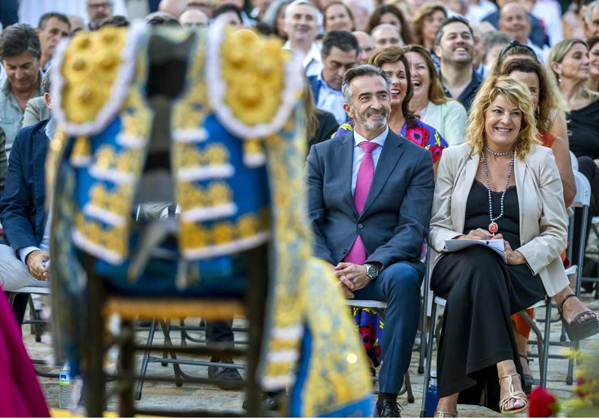 El pregonero, junto a la alcaldesa de la capital, durante la presentación del acto