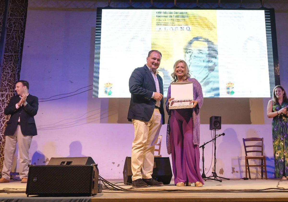 El presidente de la Diputación, David Toscano, hizo entrega del primer premio a Isabel Ternero