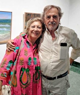 Imagen secundaria 2 - Arriba, el protagonista de la velada, Juan Villa, junto a su amigo José María Rodríguez, que este jueves precisamente se dispone a presentar nueva novela en la Biblioteca de la Gran Vía. Sobre estas líneas, el editor y músico Rafa Pérez, con su amiga la pintora Pilar Barroso; César Corpa, autor teatral y pintor; e Inés Romero, periodista y productora de cine y televisión