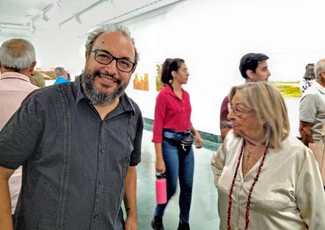 Imagen secundaria 1 - Arriba, el protagonista de la velada, Juan Villa, junto a su amigo José María Rodríguez, que este jueves precisamente se dispone a presentar nueva novela en la Biblioteca de la Gran Vía. Sobre estas líneas, el editor y músico Rafa Pérez, con su amiga la pintora Pilar Barroso; César Corpa, autor teatral y pintor; e Inés Romero, periodista y productora de cine y televisión