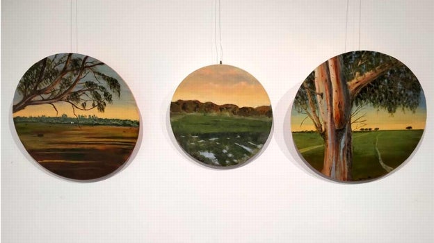 Tres tondos de Juan Villa en la muestra de la Caja Rural