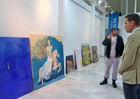 Imagen secundaria 1 - Arriba, la obra de Jorge Hernández 'Blue Xiii'; sobre estas líneas, el concejal Nacho Molina frente a los cuadros finalistas y a la derecha el segundo premio, 'Retrato a caballo', de Nieves González