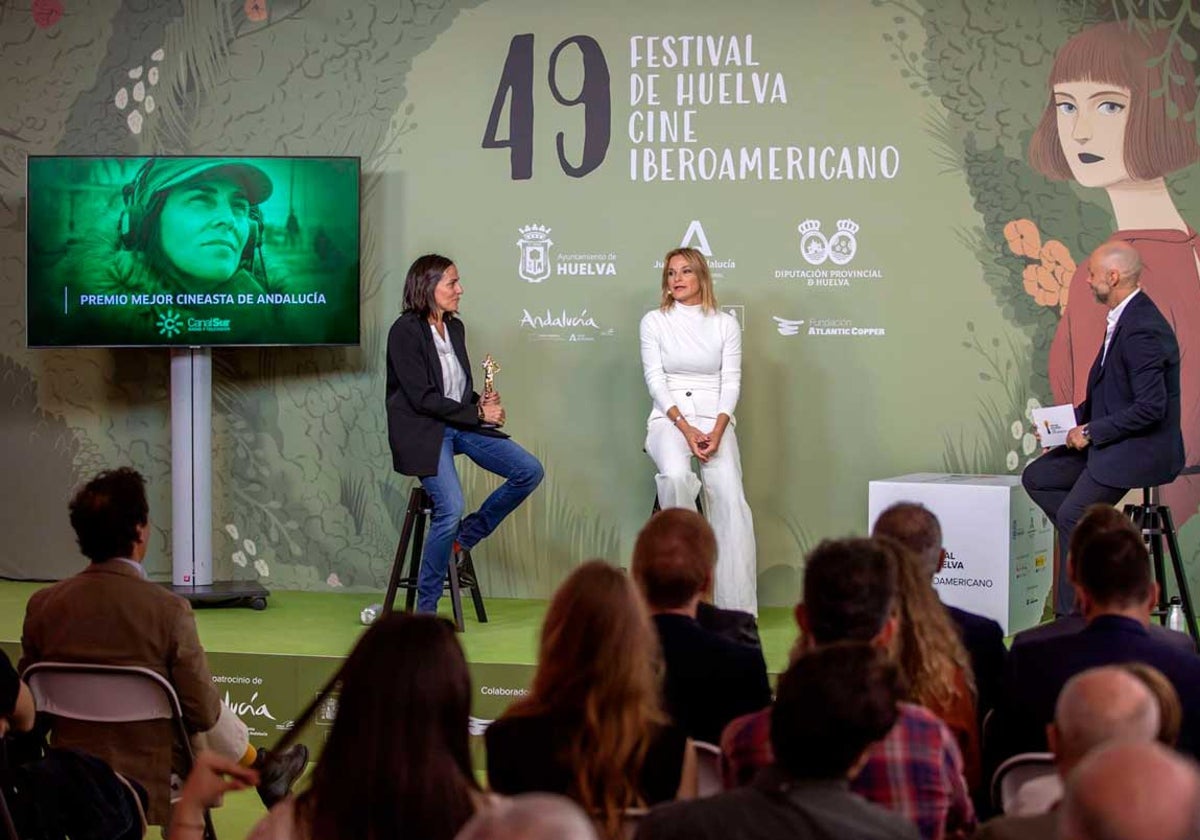 Paz Jiménez, al la izquierda, tras recibir el premio