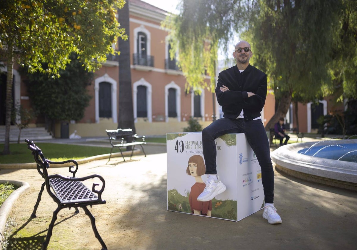 El director argentino en los jardines de la Casa Colón