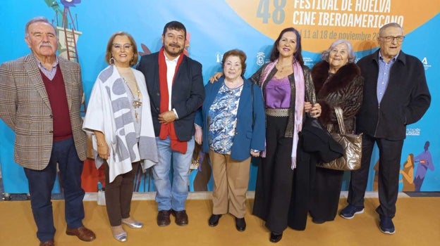 Algunos de sus componentes, junto al director, al día que recogieron el Premio del Público del Festival de Cine Iberoamericano