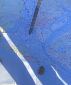 Imagen secundaria 2 - Arriba, vista general de la marisma desde Saltés hacia Huelva. Abajo, Jessica O'Kelly y Diego Vázquez dan explicaciones sobre un mapa con las islas formadas en el estuario de los ríos Tinto y Odiel