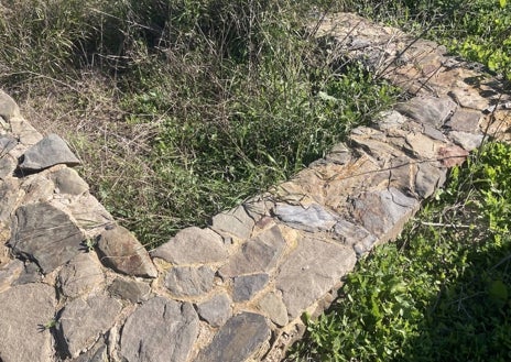 Imagen secundaria 1 - Tres imágenes de los muros de una de las viviendas de Saltés, la última de su pozo