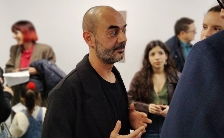 Imagen principal - El artista triguereño Manuel Ramírez Vega, en la exposición de la muestra y abajo, dos de sus obras