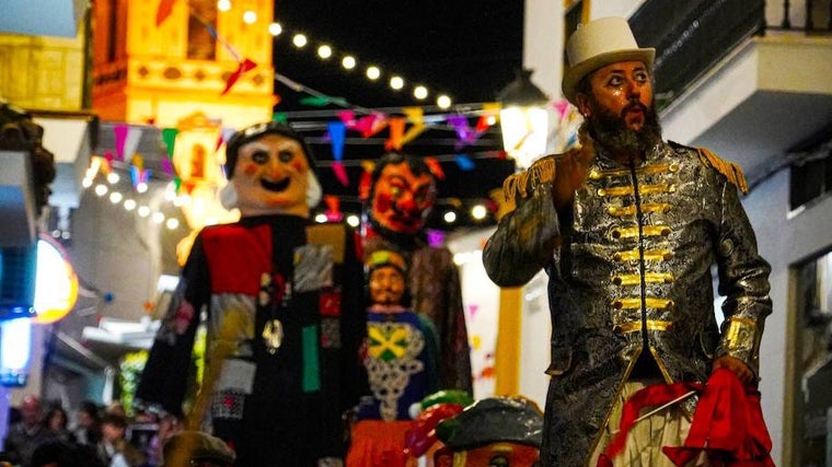 Pasacalles durante la Feria de Época de Moguer