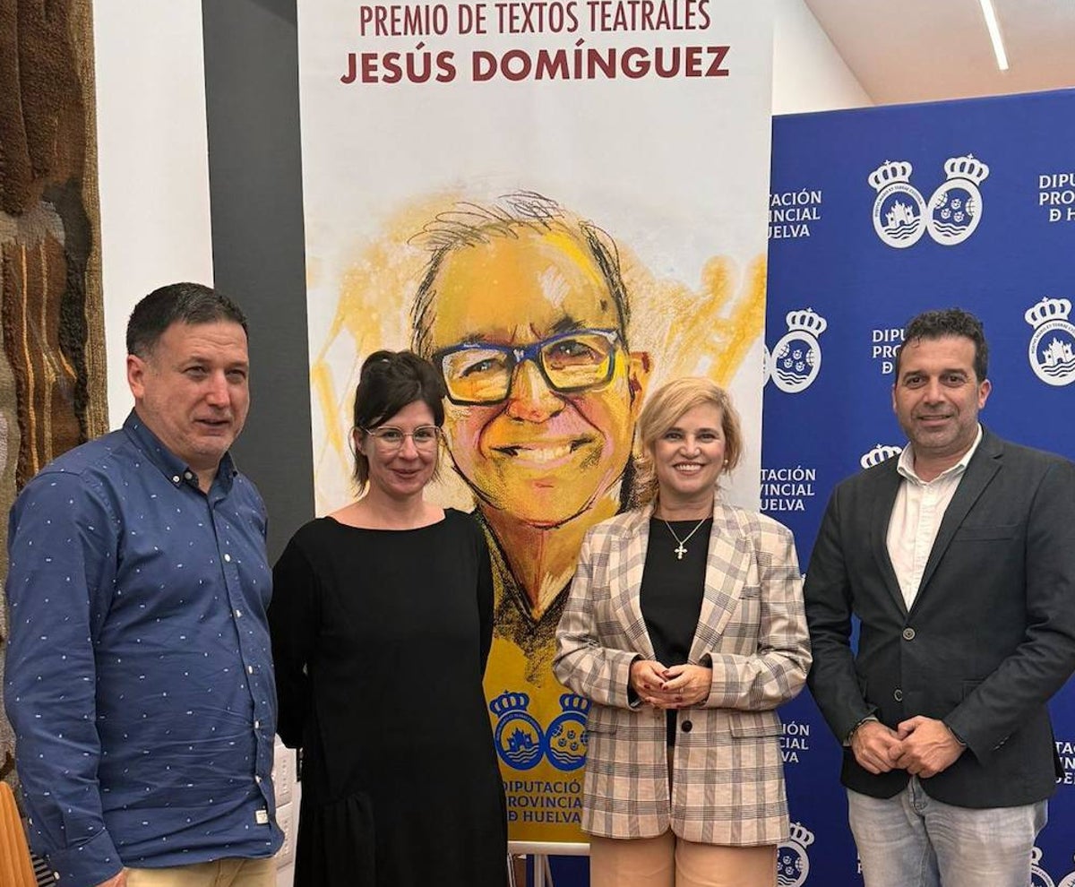 Guadalupe Sáez, segunda por la izquierda, tras recibir el galardón de la Diputación de Huelva