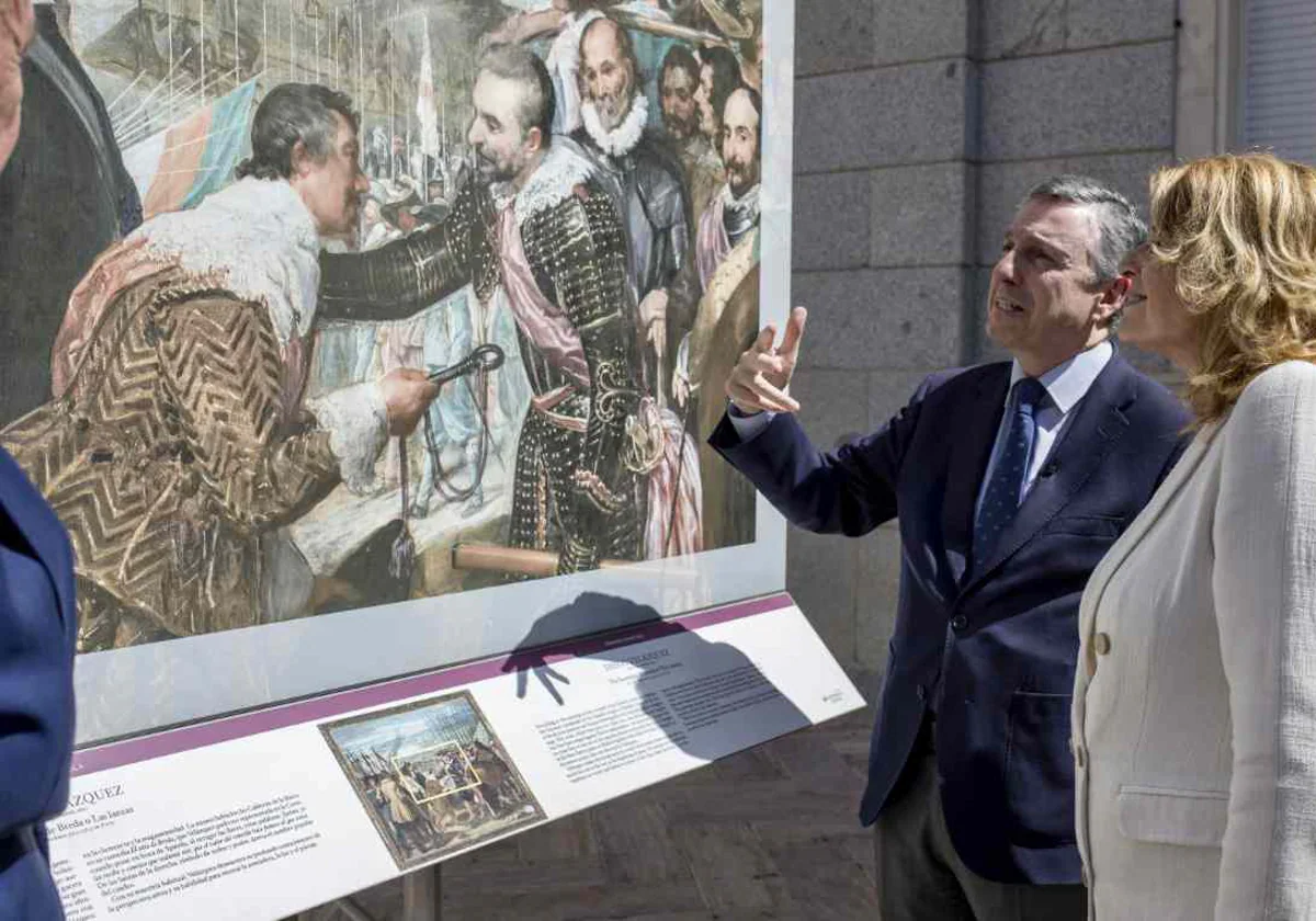 La alcaldesa con el director adjunto del Museo del Prado, Andrés Úbeda de los Cobos