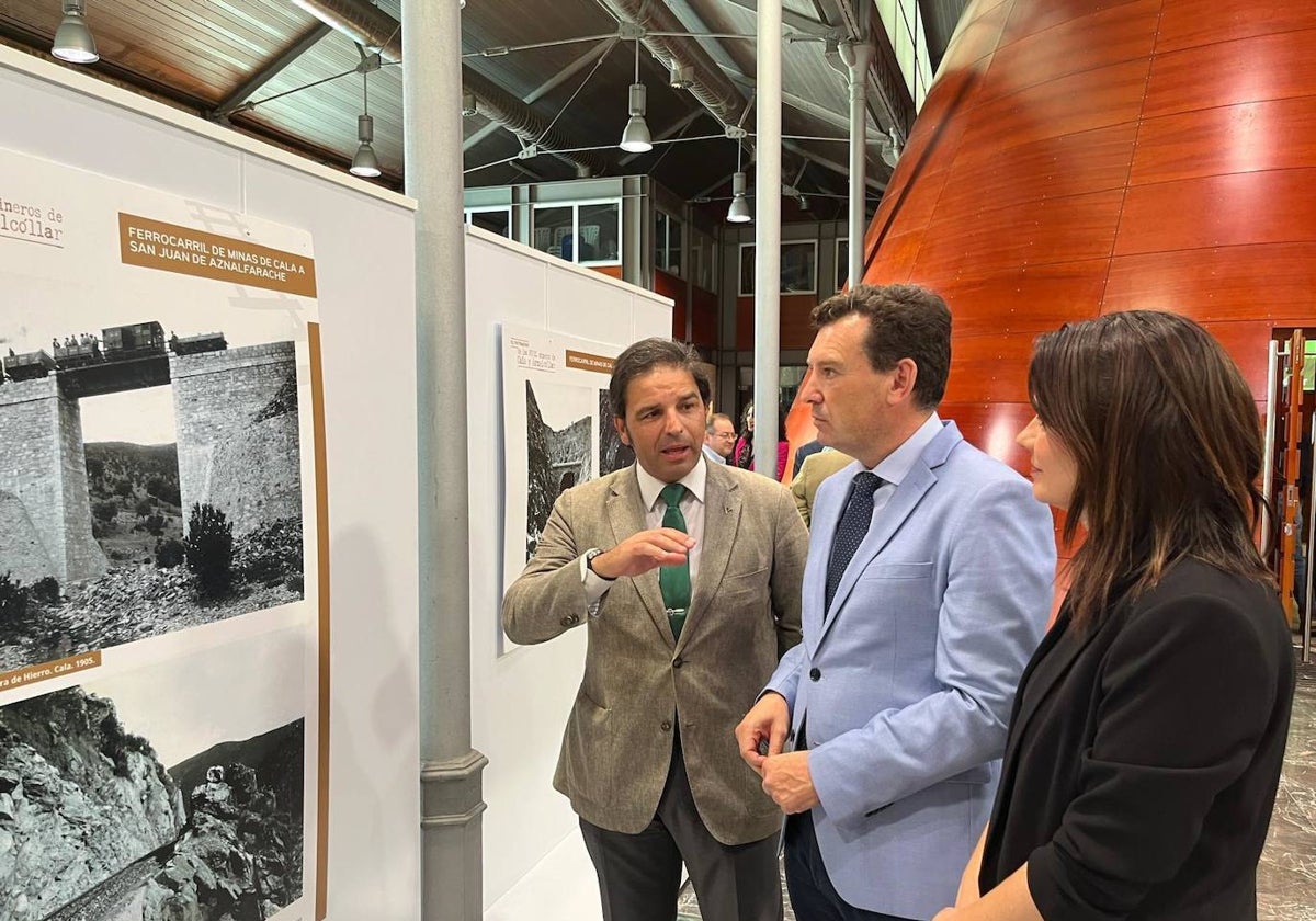 El presidente del Puerto de Huelva en la inauguración de la exposición esta tarde