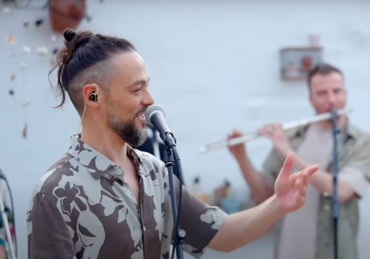El artista onubense Diego Guerrero, canta 'Ódiame' con Muerdo