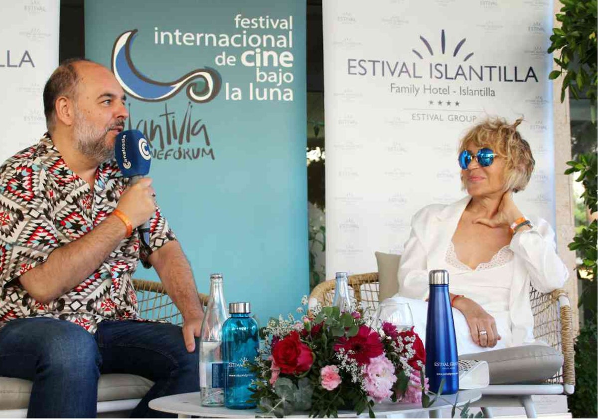 Antonia San Juan con el director de la muestra, Esteban Magaz