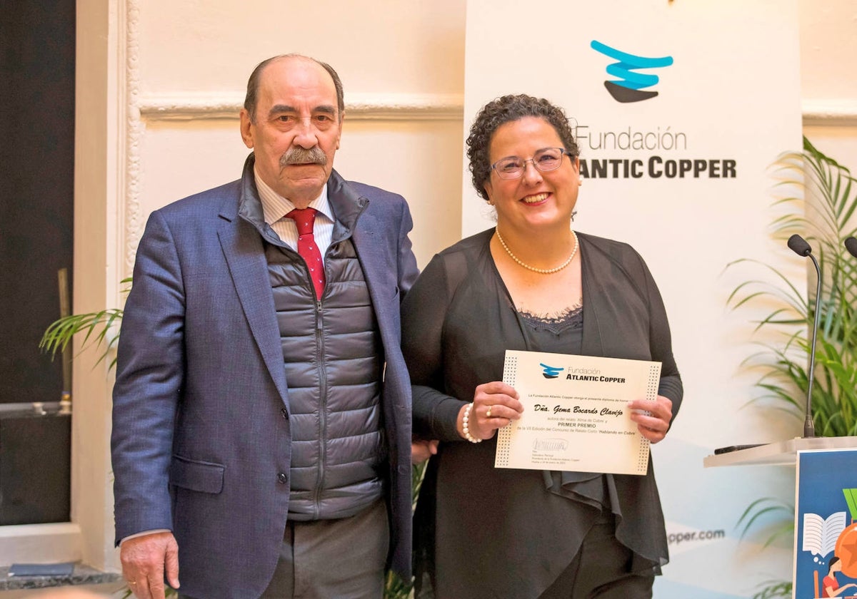 Entrega del premio de la anterior edición de 'Hablando en Cobre'
