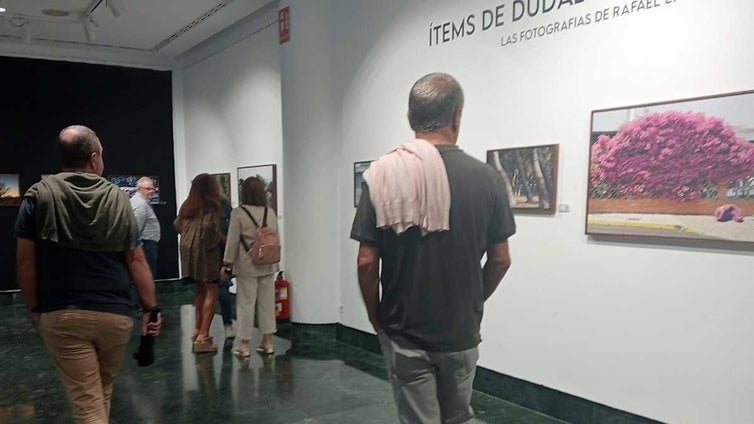 Los 'Ítems de dudable belleza' de Rafael E. Cárdenas lucen ya en la Fundación de la Caja Rural del Sur