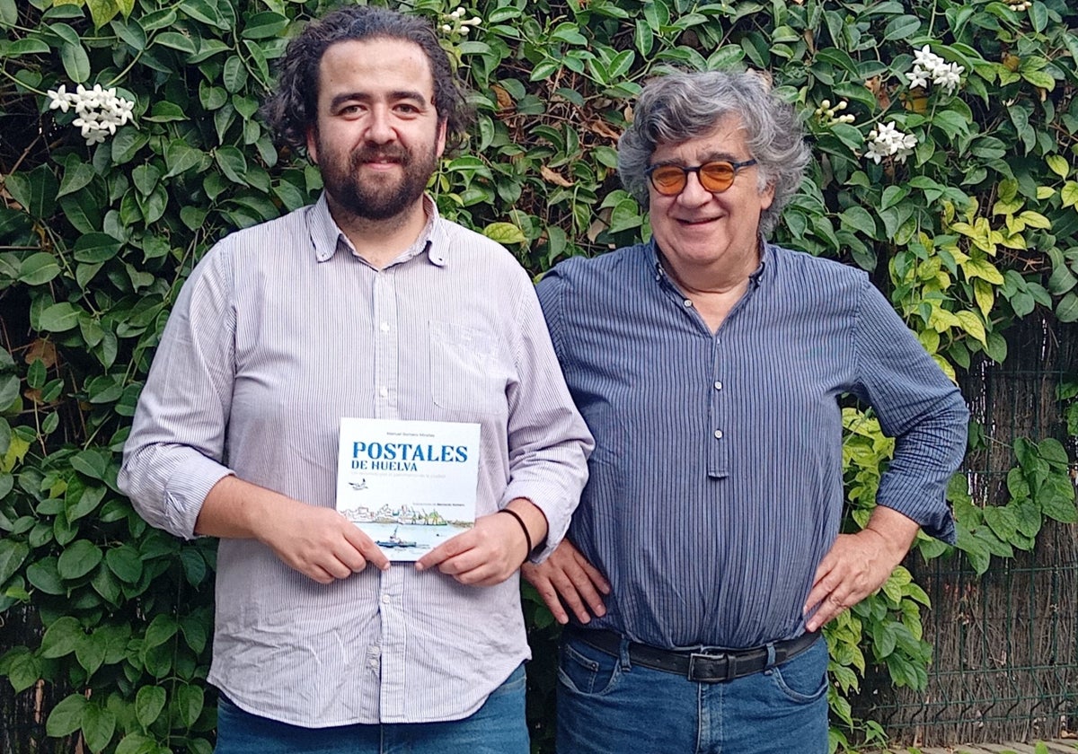 Manuel Romero Miralles y Bernardo Romero con el libro 'Postales de Huelva'