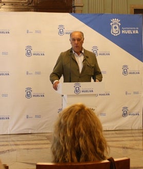 Imagen secundaria 2 - Alberto santana (Puerto de Huelva), Manuel Cayuela (Diputación de Huelva) y Antonio Gemio (FOE), en la presentaciónd e la Feria del Libro