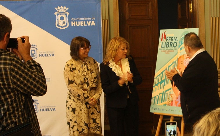 Imagen principal - Eveline Rodríguez, autora del cartel, junto a Pilar Miranda, alcaldesa de Huelva; y Juan Antonio García Villadeamigo, presidente de la Asociación de Libreros