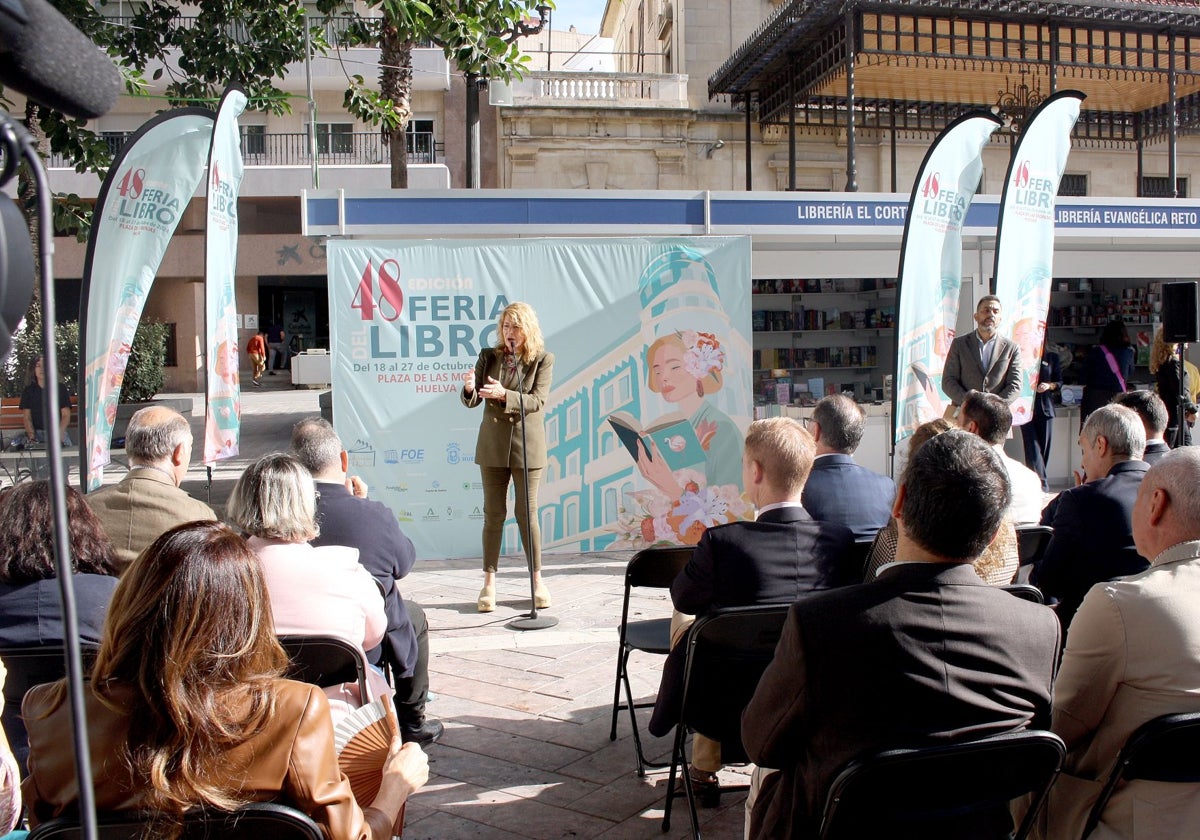 La alcaldesa de Huelva, Pilar Miranda, ha inaugurado la Feria del Libro