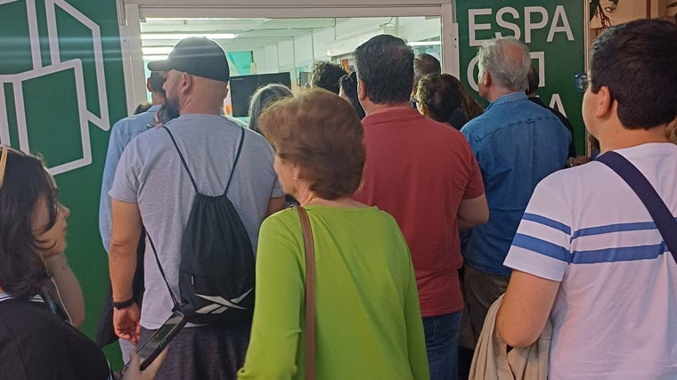 El espacio de la UNIA en la Feria del Libro de Huelva en la Plaza de las Monjas se llenó hasta la bandera para ver a J:J. Benítez