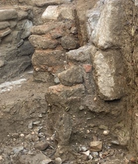 Imagen secundaria 2 - Estructuras de diferentes capas de la época medieval, en el lateral de la iglesia de San Pedro