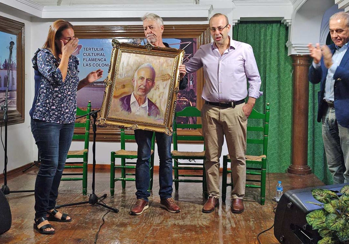 Entrega del retrato de Emilio López a sus hijos, que lo recibieron emocionados