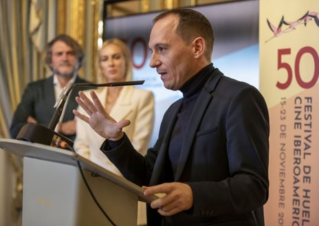 Imagen secundaria 1 - Los actores Kira Miró y Salva Reina han presentado el Festival de Huelva en Madrid; abajo, Manuel H. Martín y Pilar Miranda