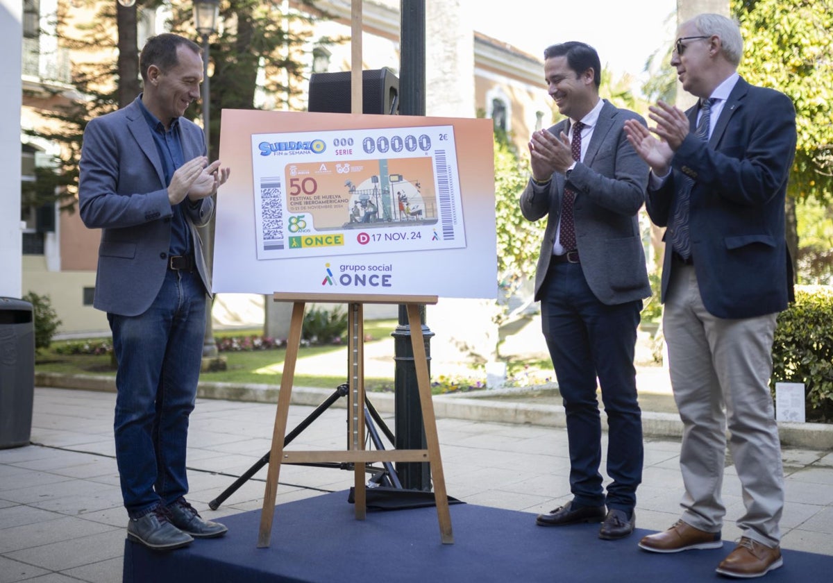 Manuel H. Martín, Nacho Molina y Daniel Guerra, junto al cupón dedicado al Festival de Cine de Huelva