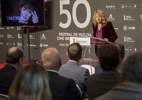 Imagen secundaria 1 - Manuel H. Martín, director del festival; la alcaldesa de Huelva, Pilar Miranda; y José Manuel Correa, delegado de la Junta en Huelva