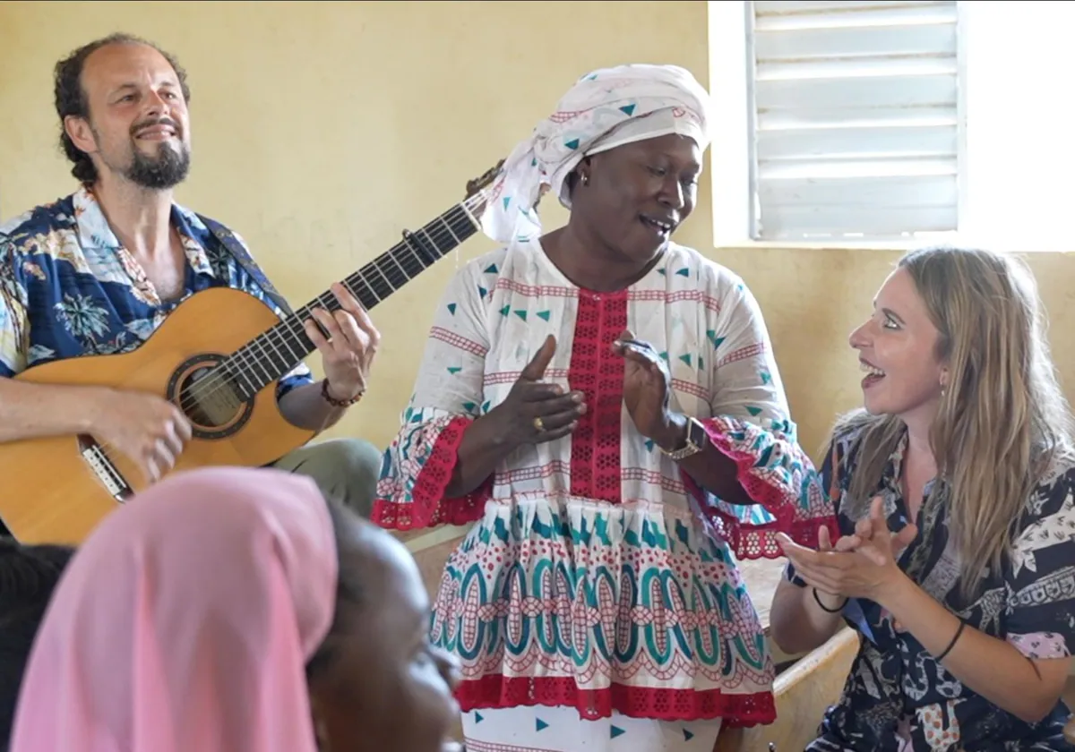 Rocío Márquez, derecha, en uno de los momentos musicales del documental