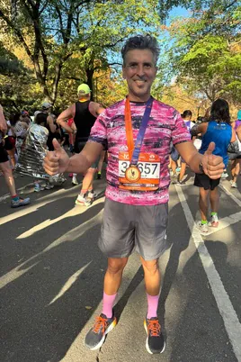 El cantaor flamenco onubense Arcángel con su medalla en la Maratón de Nueva York