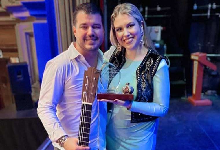 Raquel Salas y su guitarrista, Mané Ortega, tras la victoria en Granada