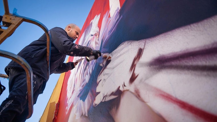 El artista onubense, mientras realizaba la obra