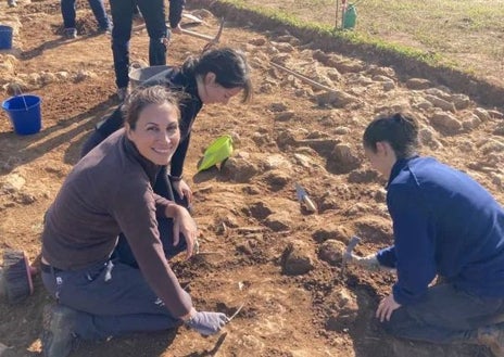 Imagen secundaria 1 - Estructuras circulares de la ciudad para el pisado de la uva y decantación del vino; Clara Toscano, en la excavación; escoria de sílice, presente en todo el yacimiento