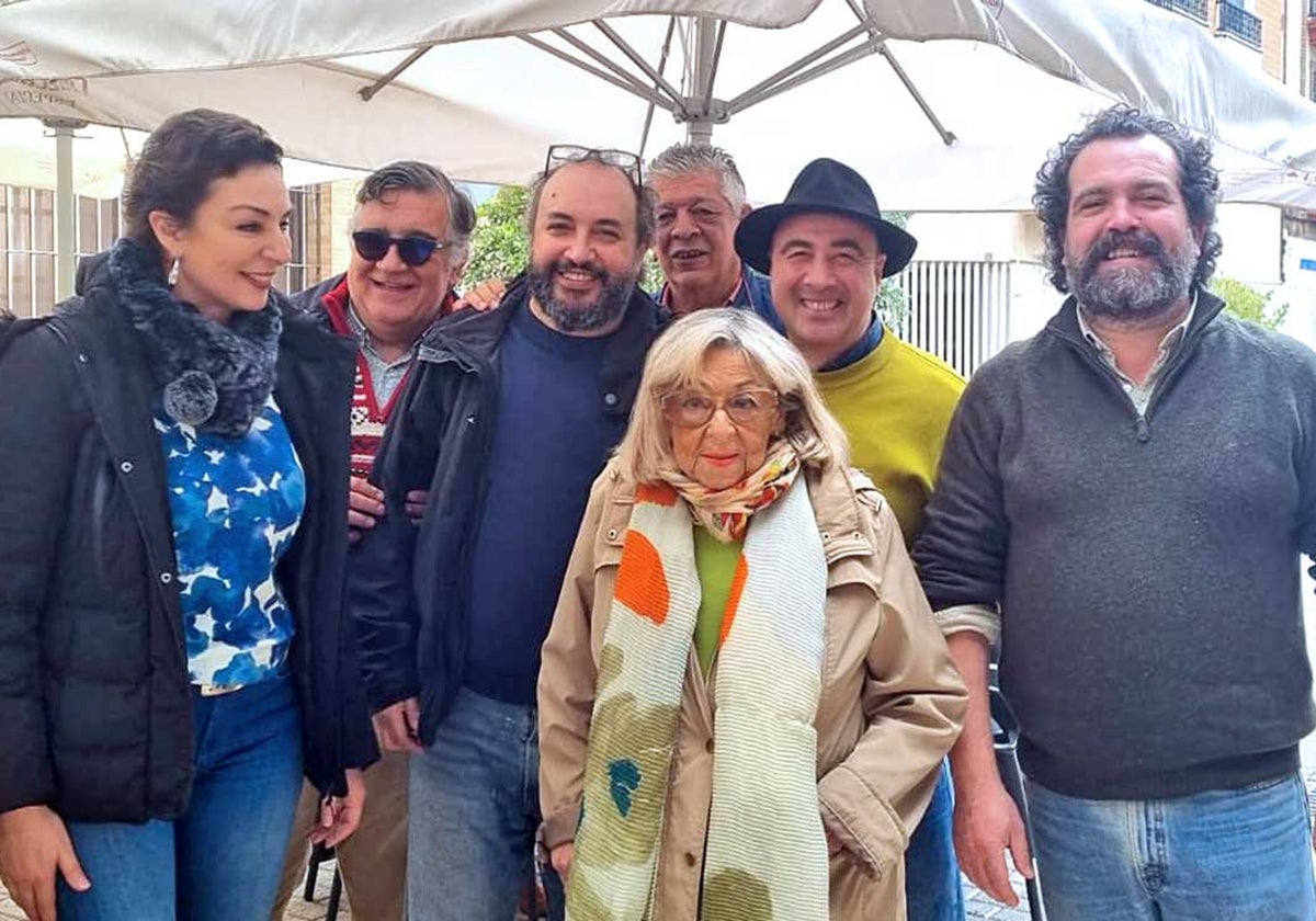 Pilar Barroso rodeada de escritores y pintores en la plaza Niña, cerca de su estudio